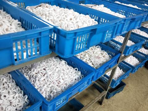 Caixas de armazenamento com componentes na oficina